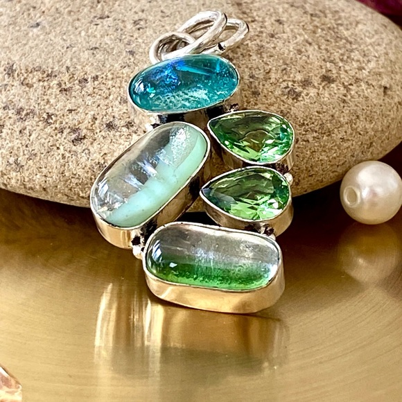 Dichroic Glass And Peridot Handcrafted Pendant - Picture 2 of 7